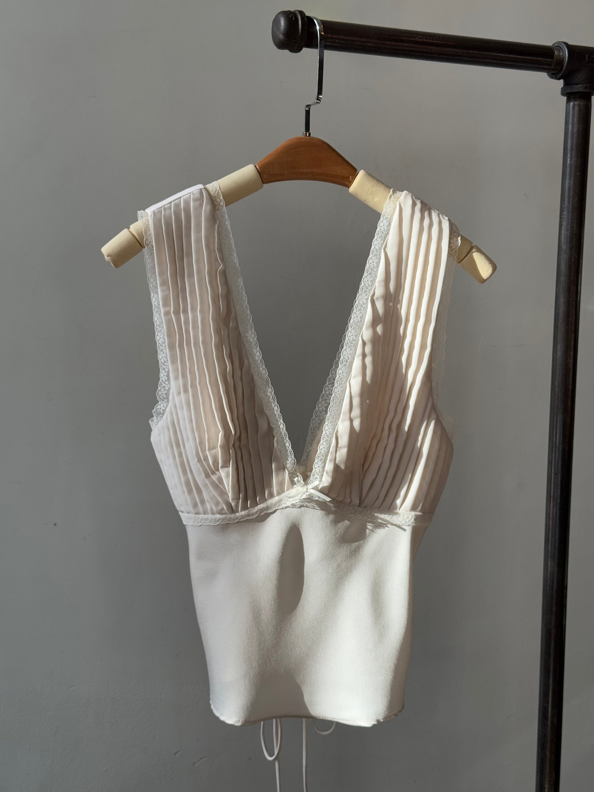 THE ARLO Top