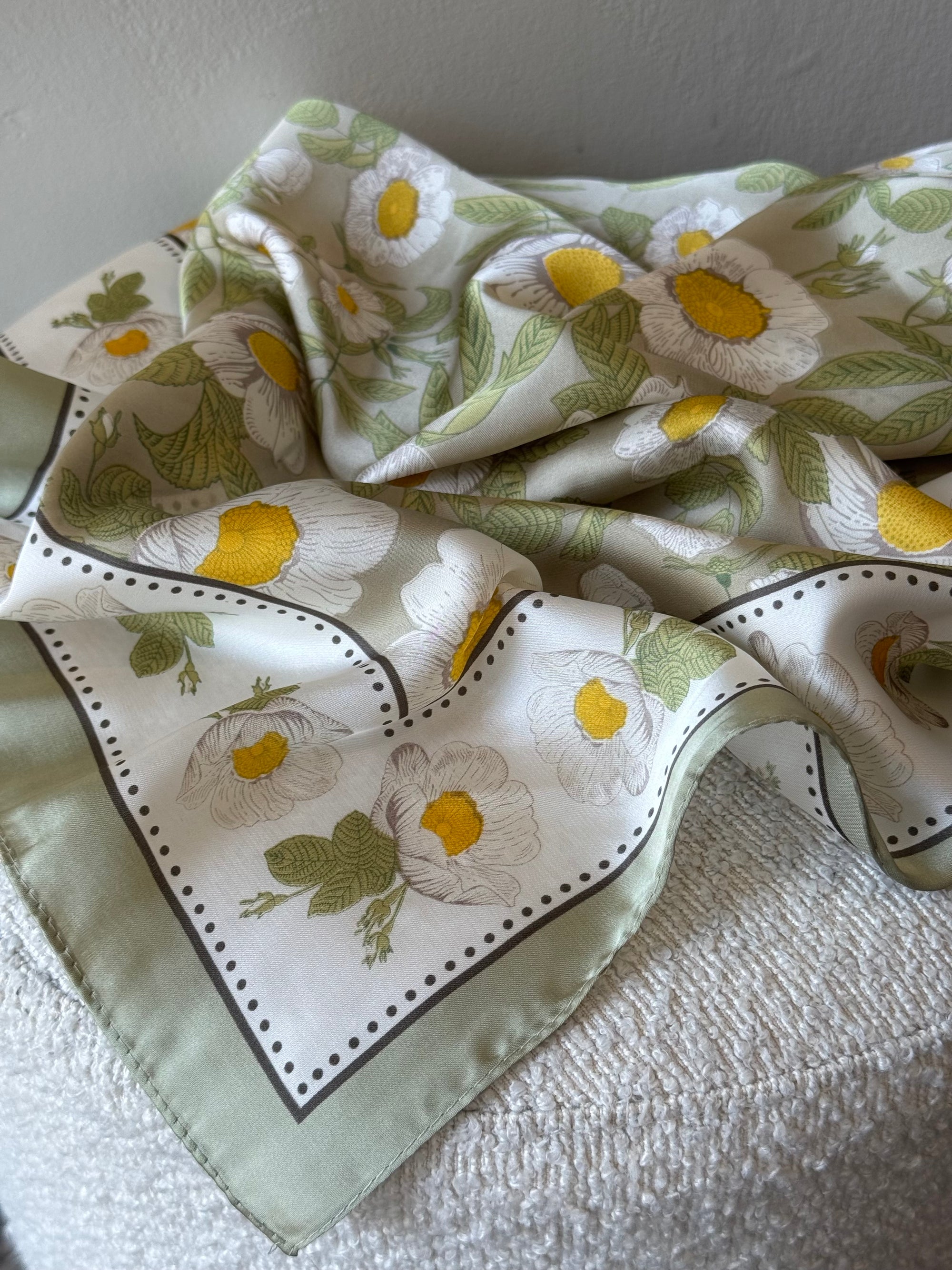 Daisy Scarf